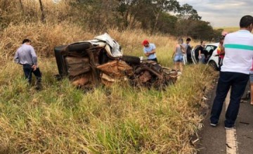 Acidente entre dois carros em rodovia causa cinco mortes