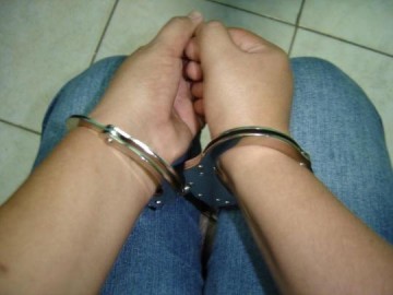 M�e liga para a pol�cia e denuncia crime dos filhos em Martin�polis