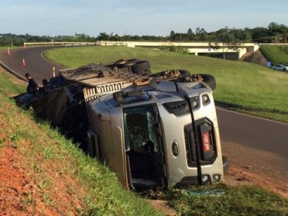 Caminh�o aguardava ser removido na manh� desta segunda-feira (4), em �lvares Machado (Foto: Bruna Bachega/TV Fronteira)