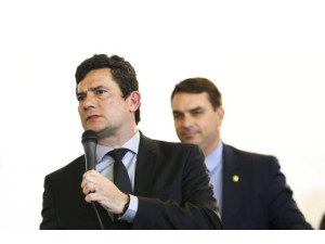 Campanha de Fl�vio Bolsonaro d� ultimato para Ratinho J�nior desistir de candidatura � Presid�ncia