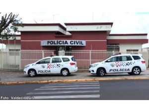 Criminoso invade casa, faz mulher e crian�a ref�ns por duas horas e foge em Bastos