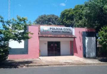 Mulher amea�a homem com chave de fenda, desfere golpe de faca em v�tima e acaba presa por roubo qualificado em Salmour�o