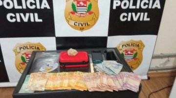 Mulher � presa com dinheiro e drogas em Ourinhos
