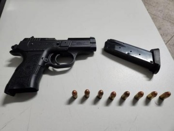 Homem senta em frente � Delegacia Seccional e acaba preso com arma e por��es de coca�na, em Presidente Prudente