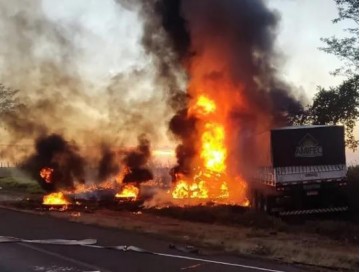 Caminhonete e carreta batem de frente e pegam fogo em Pen�polis