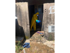 Prefeitura e Defesa Civil realizam descontamina��o em casa de Vila Esperan�a ap�s morte por tuberculose