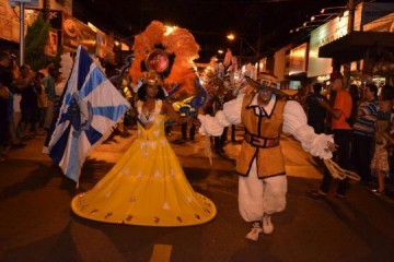 Chuva adia �ltimo desfile da Escola de Samba Mulata Dengosa
