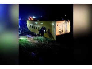 �nibus com trabalhadores rurais tomba em rodovia e uma pessoa morre
