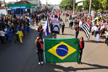 Desfile c�vico atrai p�blico de 10 mil na avenida Brasil