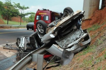 Mulher cai com Honda Civic do pontilh�o da vicinal de Salmour�o sobre a SP-294 e morre em OC
