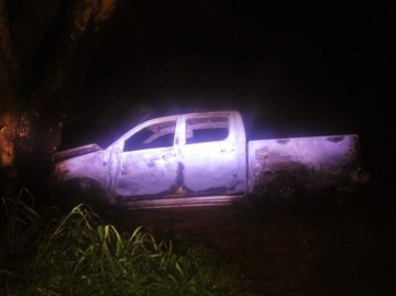 Caminhonete pega fogo ap�s bater em �rvore na vicinal Parapu� a Bastos