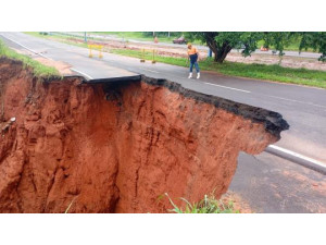 Chuva causa desmoronamento da Via de Acesso em Osvaldo Cruz