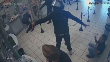 Dupla assalta lot�rica em Pomp�ia e obriga clientes a deitaram no ch�o