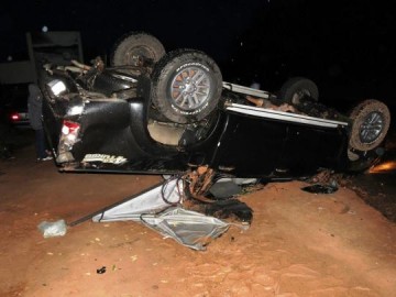 Batida seguida de capotamento deixa tr�s pessoas com ferimentos leves em estrada vicinal em Dracena