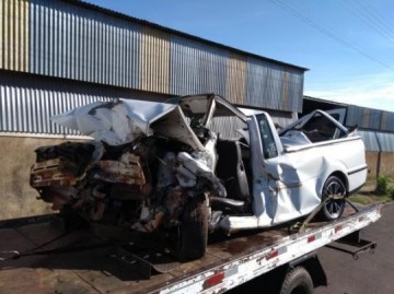 Picape colide frontalmente contra trator em vicinal que liga Iacri a Rin�polis e deixa duas pessoas feridas