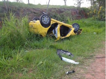 Motorista perde controle da dire��o em curva e morre depois de bater em �rvore, em barranco e capotar