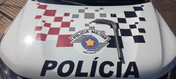 Homem � preso ap�s amea�ar vizinhos de morte com uma foice em Osvaldo Cruz