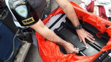 Fiscaliza��o encontra coca�na em fundos falsos de malas e prende em flagrante bolivianas em Presidente Prudente