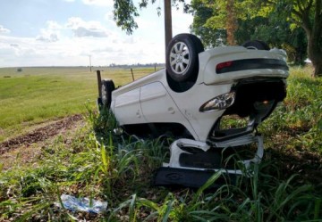 Capotamento deixa duas pessoas feridas em rodovia de Iacri