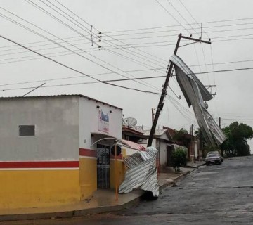 V�DEO: Chuva forte causa transtornos em Parapu�