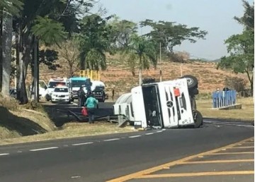 Caminh�o carregado com �leo diesel tomba em rodovia de Hercul�ndia