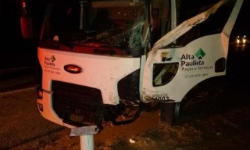 Animal na pista provoca acidente entre dois caminh�es na SP-294 em Luc�lia