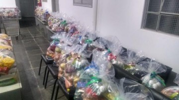 CEAFEC entrega cestas de natal a 50 famlias e brinquedos para crianas