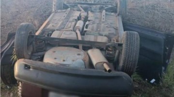 Carro com placas de Luc�lia capota pr�ximo ao pres�dio de Pracinha