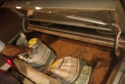 Droga estava divida em fardos dentro do carro, em Presidente Prudente (Foto: Pol�cia Militar Rodovi�ria/Divulga��o)