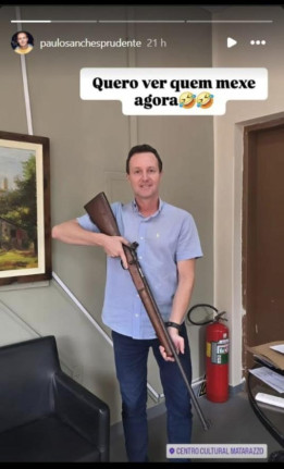 Foto de secret�rio armado dentro de reparti��o p�blica causa pol�mica em Presidente Prudente