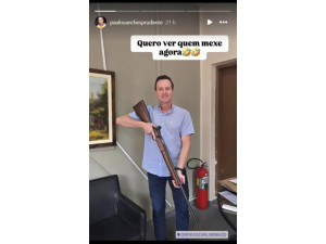 Foto de secret�rio armado dentro de reparti��o p�blica causa pol�mica em Presidente Prudente