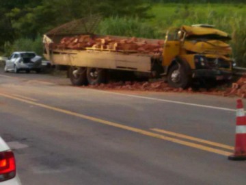 Motorista fica preso �s ferragens ap�s bater em dois ve�culos em In�bia Paulista