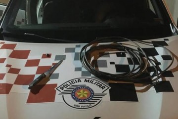 Idoso � preso em flagrante por furtar fia��o el�trica de campo de futebol no bairro Ponte Seca