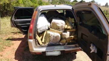 Motorista abandona carro com mais de 400 quilos de maconha na zona rural de Presidente Venceslau
