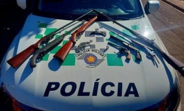 Ap�s den�ncia, idoso de 72 anos � preso com espingardas, rev�lveres e muni��es em Presidente Prudente
