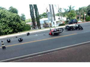 Acidente com colis�o entre motocicletas em Parapu� deixa tr�s feridos
