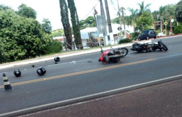 Acidente com colis�o entre motocicletas em Parapu� deixa tr�s feridos