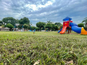 Prefeitura intensifica limpeza na pra�a do bairro Alberto Lang