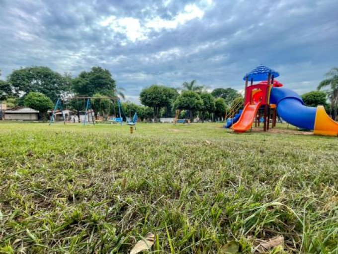 Prefeitura intensifica limpeza na pra�a do bairro Alberto Lang