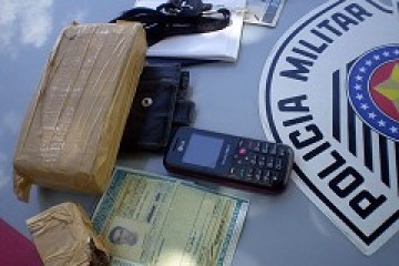 PM surpreende jovem com quase meio quilo de droga