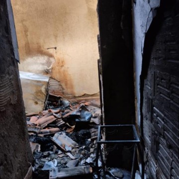 Inc�ndio atinge resid�ncia no Vale do Sol e moradora relata furto