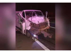 Motorista dorme ao volante e van bate na traseira de carreta na SP-425