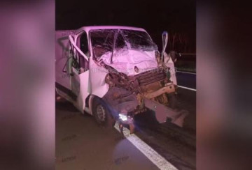 Motorista dorme ao volante e van bate na traseira de carreta na SP-425
