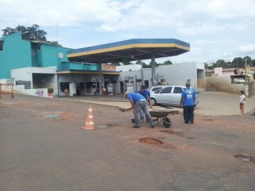 Sem a��o da Prefeitura, empres�rio tapa buracos de rua em Luc�lia