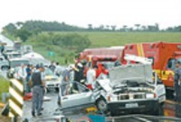 Acidente envolve tr�s ve�culos em Jo�o Ramalho