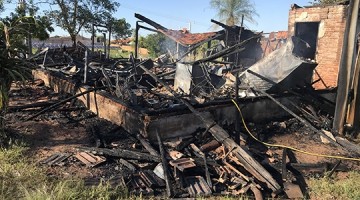 Casa  destruda por incndio na rua Santos Dumont em Adamantina