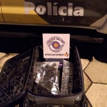 Espanhol de 81 anos � preso com coca�na em fundo falso de mala