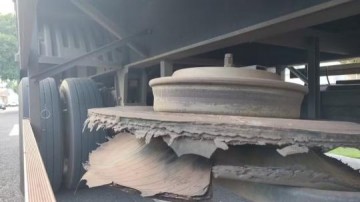 Pol�cia apreende cinco tijolos de maconha dentro de pneu de carreta em Ara�atuba