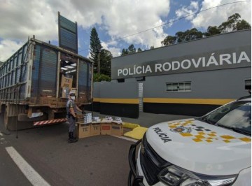 Motorista abandona caminh�o boiadeiro com 75 mil ma�os de cigarros contrabandeados do Paraguai e foge a p� por canavial