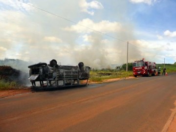 Kombi da Prefeitura de Regente Feij� capota e pega fogo em vicinal